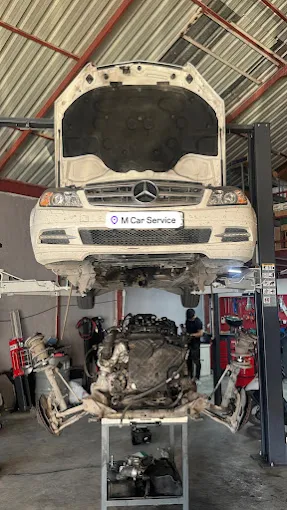Lift üstünde motoru indirilmiş araç