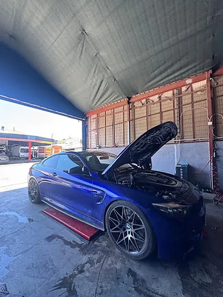 Bakımdaki mavi BMW M4